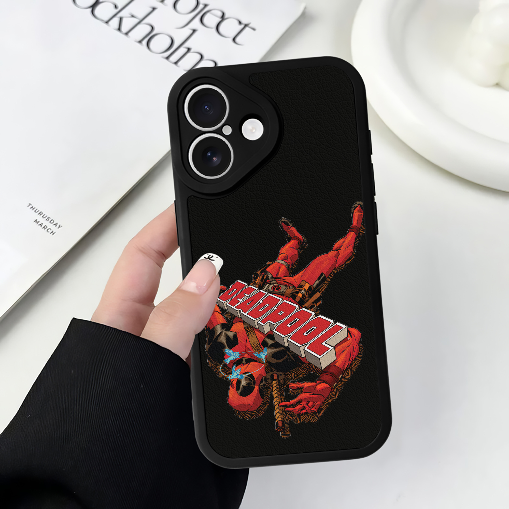 （画像用） Deadpool デッドプール 【iPhone 16シリーズ対応】シリコンスマホケース（レザー調） 材質：シリコン